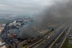 Alerta por humo tóxico tras incendio en Quilicura: Revisa las recomendaciones de las autoridades