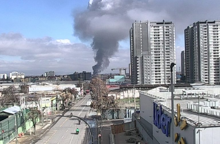 Incendio estructural provoca gigantesca columna de humo en Quinta Normal: Revisa los desvíos de tránsito
