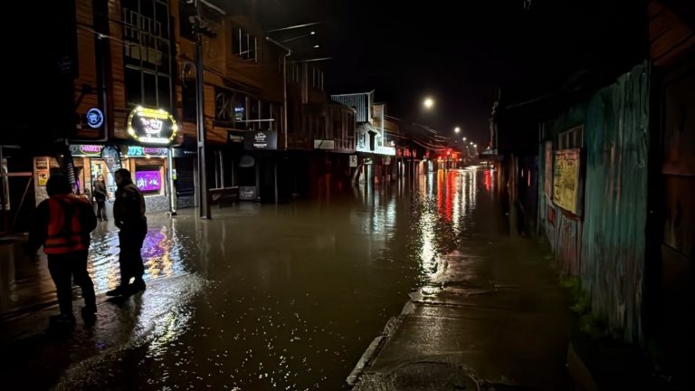 Río La Toma se desborda e inunda el centro de Ancud: Reportan 60 viviendas afectadas