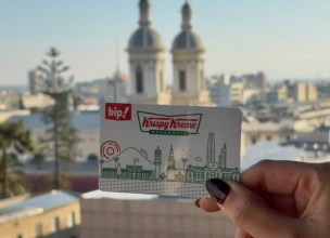 Metro de Santiago estrena la “Krispy Bip!”: revisa en qué estaciones puedes encontrarla