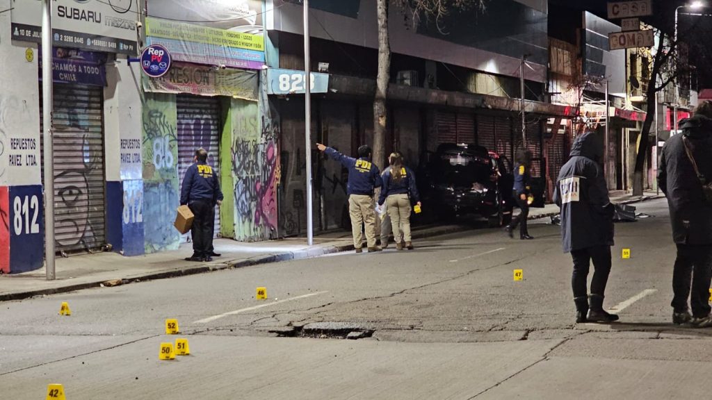 Doble homicidio en barrio 10 de julio: sujetos dispararon cerca de 100 veces contra un vehículo
