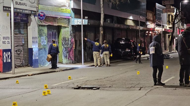 Doble homicidio en barrio 10 de julio: sujetos dispararon cerca de 100 veces contra un vehículo