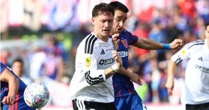 Charles Aránguiz marca de penal y Superclásico se va empatado al entretiempo