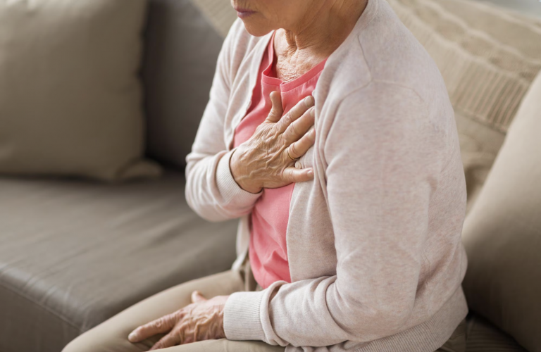 Infarto en mujeres: experto explica las señales que pueden confundirse con molestias comunes
