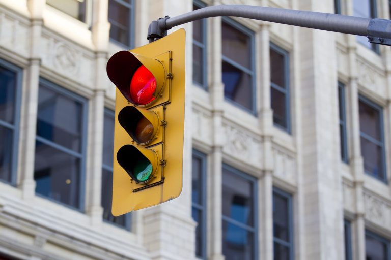Nuevo protocolo busca certificar semáforos en Chile y elevar los estándares de seguridad vial