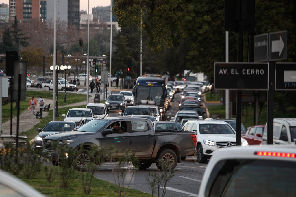 Colisión de vehículos provoca ALTA congestión en Costanera Norte durante la mañana