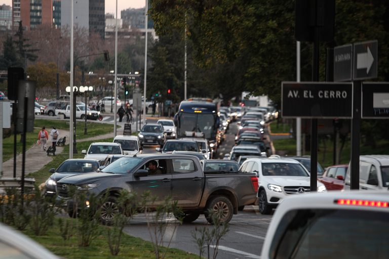 Colisión de vehículos provoca ALTA congestión en Costanera Norte durante la mañana