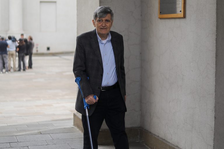 Histórico dirigente socialista Camilo Escalona se mantiene hospitalizado y bajo coma inducido