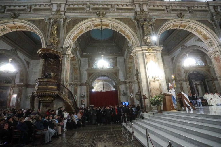 Cardenal Chomali advierte por crisis de confianza: “Solo dos de cada diez chilenos” confía en otros