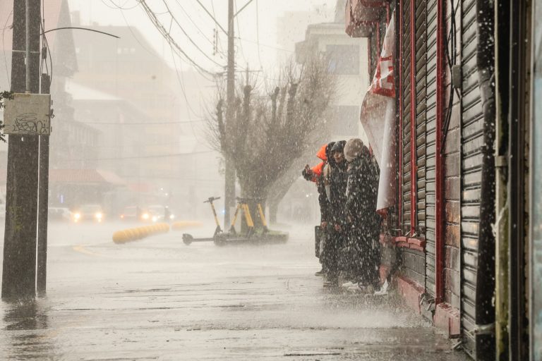 Lluvias intensas y sistema frontal: DMC activa alarma para tres regiones del sur