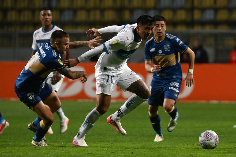 Universidad Católica derrota a Everton y toma ventaja en la lucha por el Chile 2