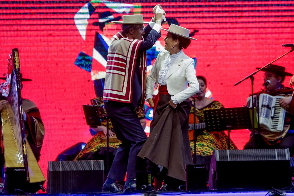 VIDEO | Así fue el tradicional pie de cueca del Presidente Kast junto a la primera dama