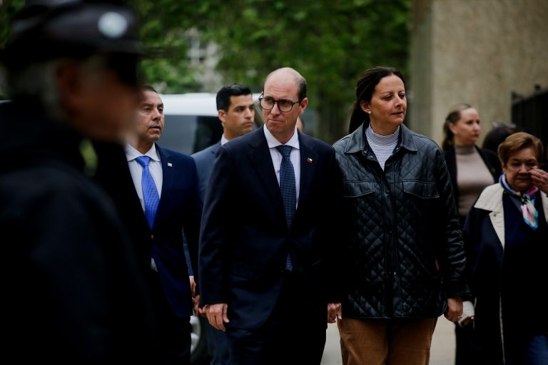Arrau asiste a velorio del cabo Christopher Aguilera: “El llamado es a despedirlo como corresponde”