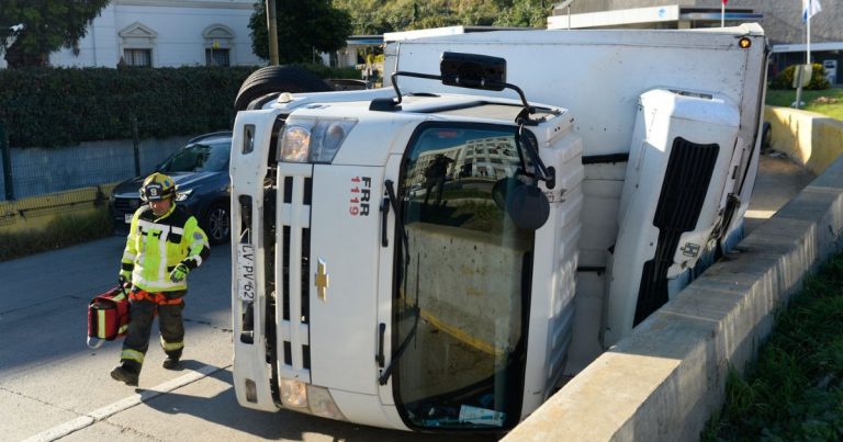 Camión vuelca sobre automóvil en Valparaíso: Conductora fue rescatada y trasladada al hospital