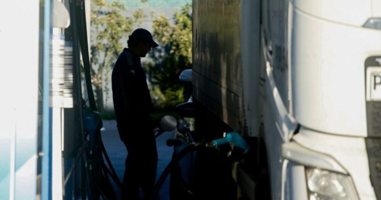 Estafas en bencineras: experto entrega consejos para evitar cobros por combustible que nunca cargaste