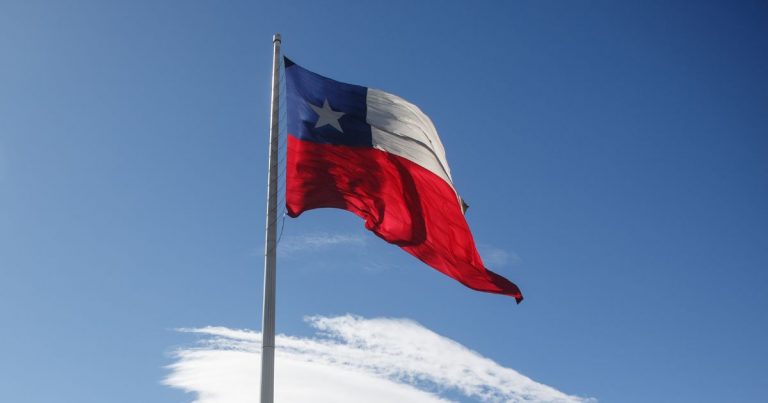 ¿Debo poner la bandera este 18? Revisa cuándo es obligatoria y las multas por incumplir