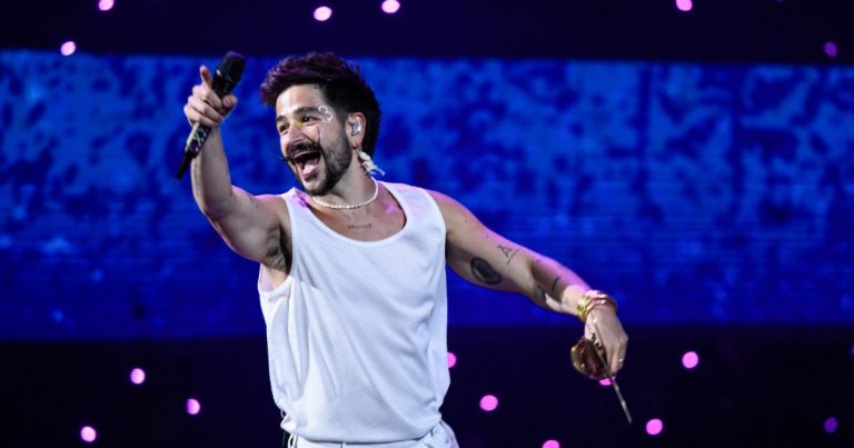 Camilo estrena “El Árbol”, la canción que abre su nuevo álbum y revive recuerdos de su infancia