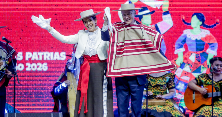VIDEO | Presidente Kast bailó pie de cueca junto a la Primera Dama e inauguró las fondas del Parque O’Higgins