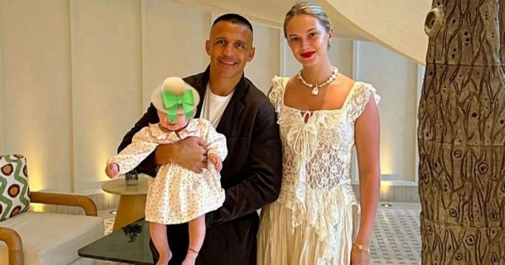 Alexis Sánchez no asistió al bautizo de su hija y Alexandra Litvinova salió a defenderlo: “Papá tiene un trabajo muy difícil”