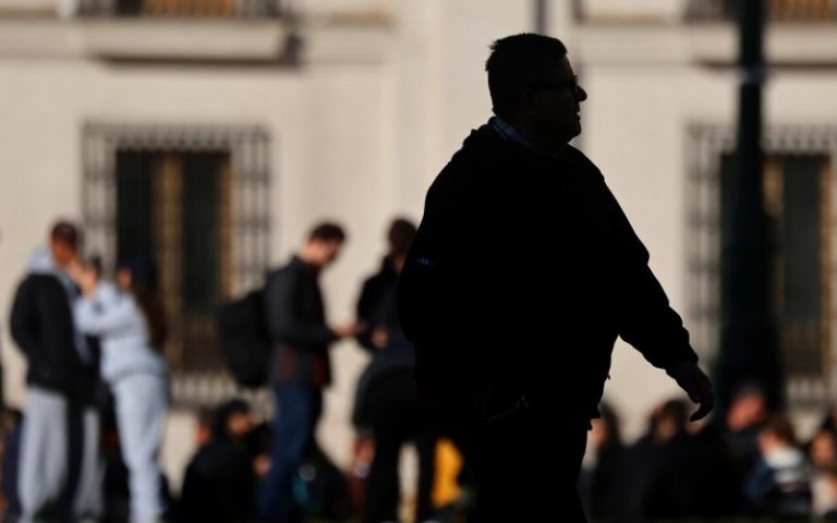 Estudio revela que los chilenos priorizan la estabilidad económica antes que formar una familia