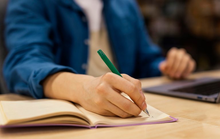 Corfo ofrece 1.325 becas de especialización: Revisa los programas y requisitos para postular