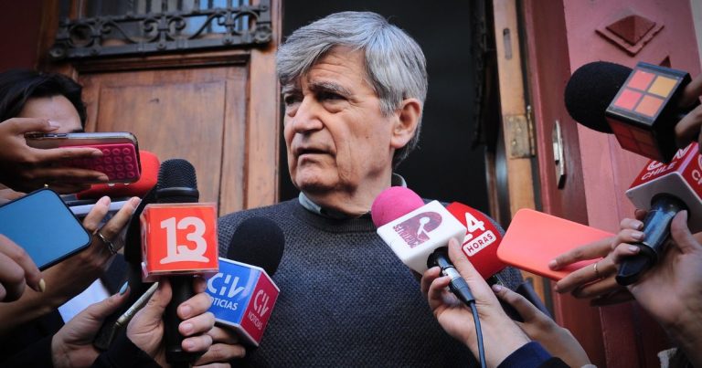 Homenajes a Camilo Escalona: Esta tarde se realiza traslado de féretro al edificio del Congreso Nacional en Santiago