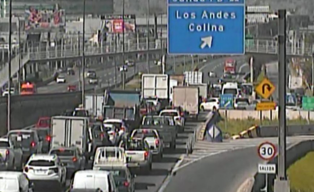 Grave choque múltiple enorme provoca congestión en Vespucio Norte: Revisa los desvíos
