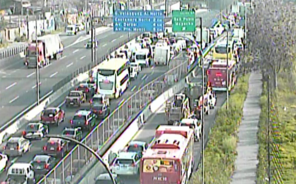 Grave choque en General Velásquez provoca desvío total por operativo de Carabineros