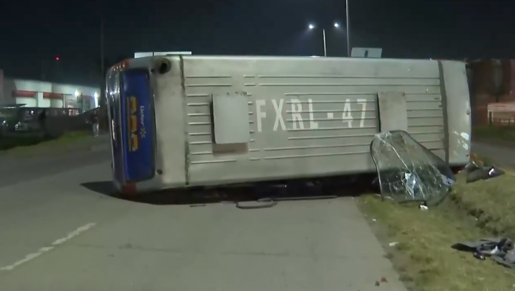 Grave accidente deja varios pasajeros heridos tras volcamiento de micro