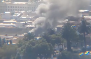 Grave incendio afecta a una vivienda en Valparaíso: Emergencia provoca gigantesca columna de humo