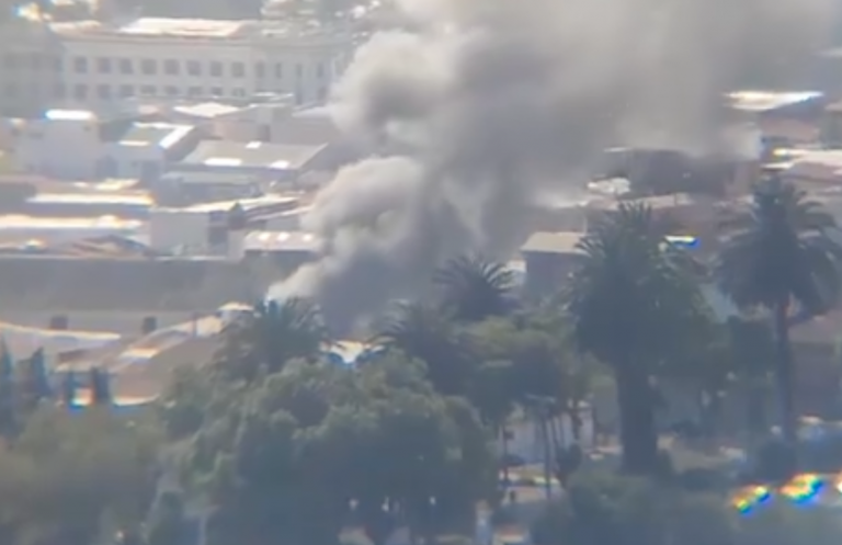 Grave incendio afecta a una vivienda en Valparaíso: Emergencia provoca gigantesca columna de humo