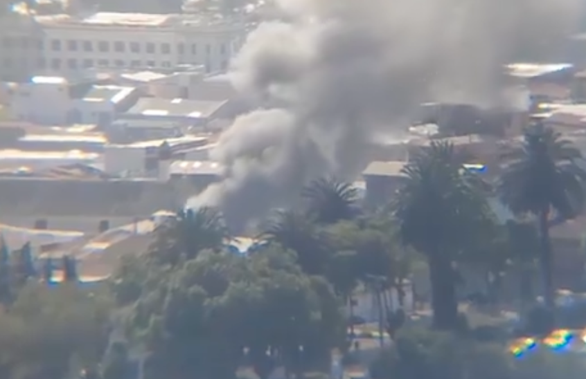 Grave incendio afecta a una vivienda en Valparaíso: Emergencia provoca gigantesca columna de humo