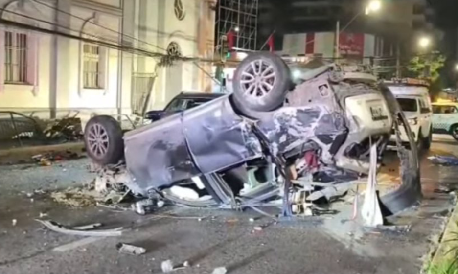 Volcamiento obliga a cerrar avenida en San Miguel: hay postes dañados y cables caídos