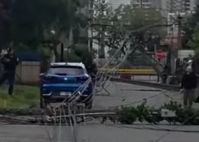 Auto derriba postes y cables tras accidente en La Florida: tránsito está suspendido