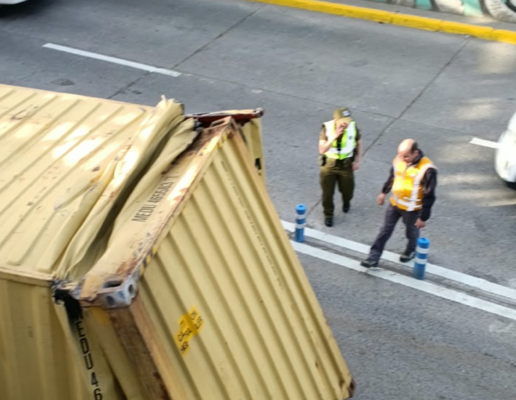 Caída de container desde camión obliga a suspender tránsito en San Miguel