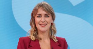 Carolina Urrejola recibe importante premio por su trayectoria y uso del lenguaje: “Me emociona mucho”