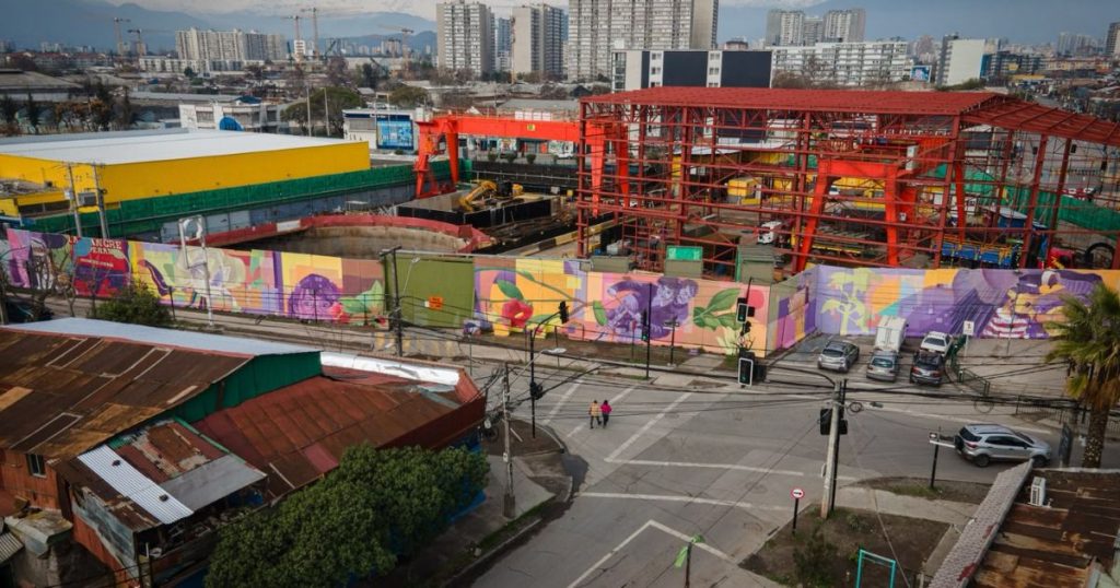 Quinta Normal suma nuevo mural por obras de Línea 7: rescata historia e identidad del barrio El Tropezón