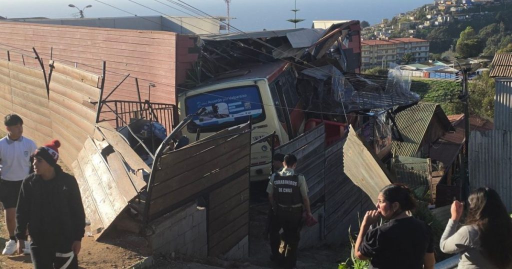 Micro se desbarranca en Playa Ancha y cae sobre una vivienda en Valparaíso