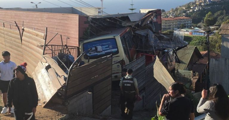 Micro se desbarranca en Playa Ancha y cae sobre una vivienda en Valparaíso