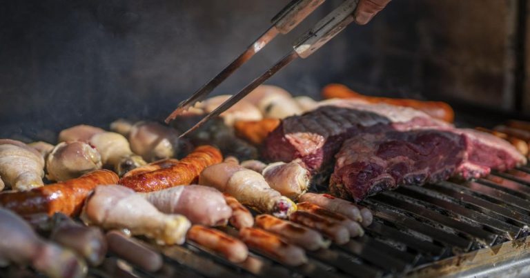 Fiestas Patrias: la carne contaminada puede verse y oler normal, advierten especialistas