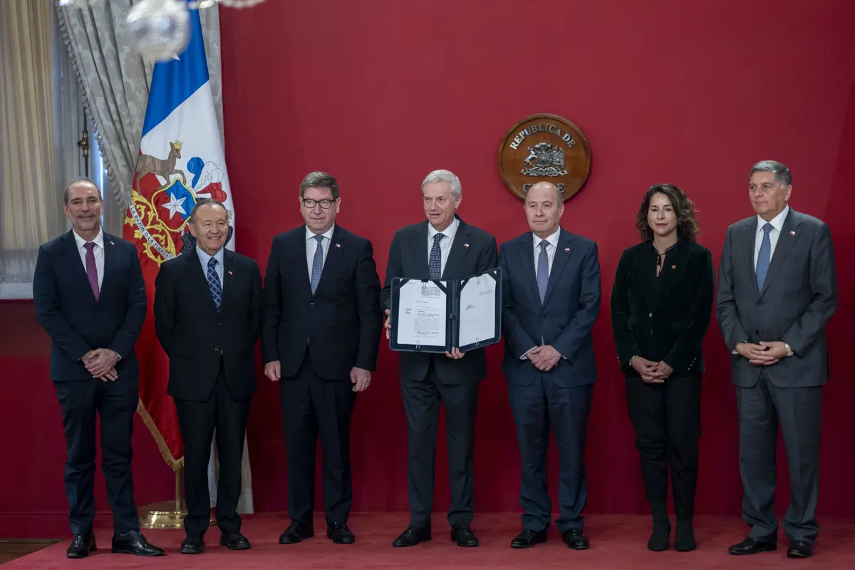 Presidente Kast firma proyecto que extiende beneficios a transportistas y pescadores artesanales y fortalece el FOGAPE