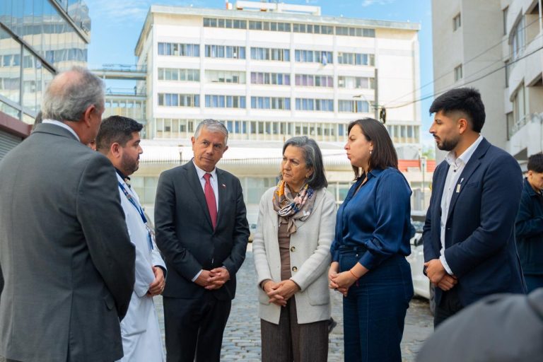 Minsal firma promesa de compraventa de terrenos para avanzar en la expansión del Hospital Carlos Van Buren
