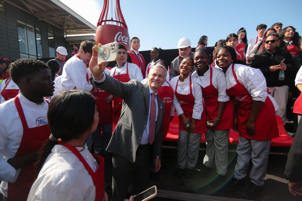 Presidente Kast destaca inversión de Coca-Cola por más de $720 mil millones y 500 empleos para jóvenes