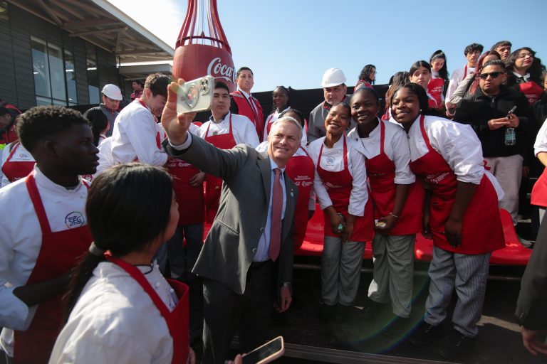 Presidente Kast destaca inversión de Coca-Cola por más de $720 mil millones y 500 empleos para jóvenes