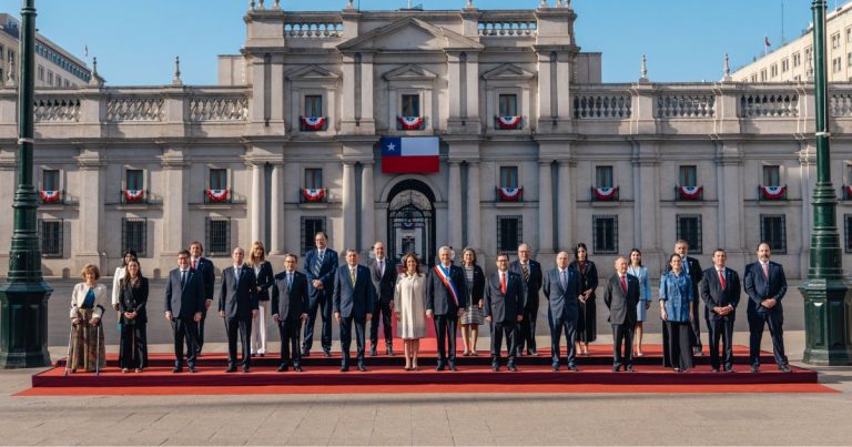 Presidente Kast se toma su primera fotografía oficial de Fiestas Patrias junto a ministros y subsecretarios