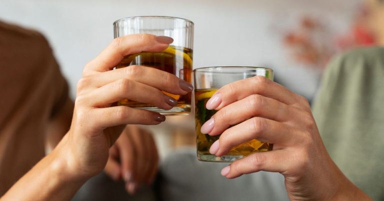 Agua entre tragos: la razón por la que hidratarse es clave al beber alcohol