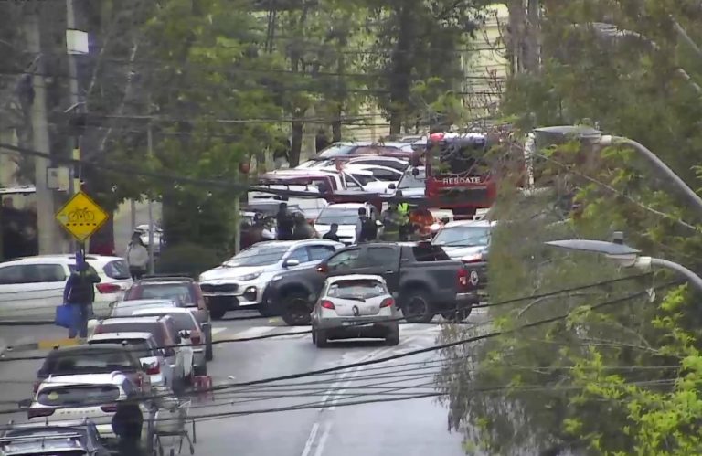 Volcamiento de vehículo provoca congestión en Independencia: Bomberos atiende emergencia