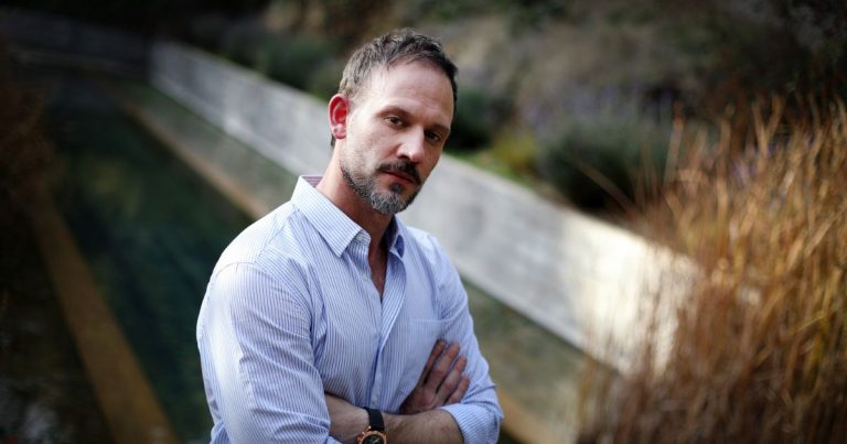 Hernán Contreras vuelve como antagonista en “Madre de familia”, la nueva teleserie vertical de Canal 13