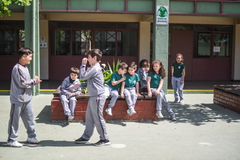 “¿Cómo te fue?” puede no ser suficiente: mira las cuatro claves para hablar con tu hijo sobre el colegio