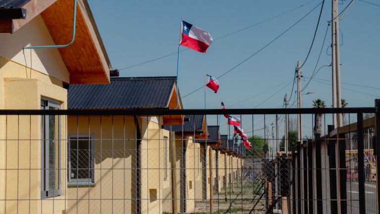 Minvu entrega viviendas a 26 familias de Pichidegua tras 37 años de espera por la casa propia